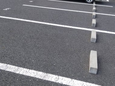 Otoparktaki araba boşluğu işaretleri