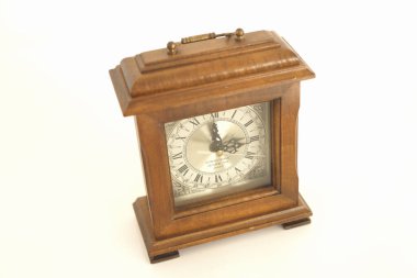 Beyaz arka planda izole edilmiş eski tahta antika saat.       