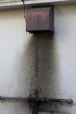 Hasarlı havalandırmanın altındaki kararmış duvar ağır duman lekesi gösteriyor.