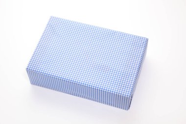 Beyaz arkaplanda işaretlenmiş hediye kutusu