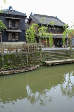 Sakin kanal suyunun yanında geleneksel Japon evleri