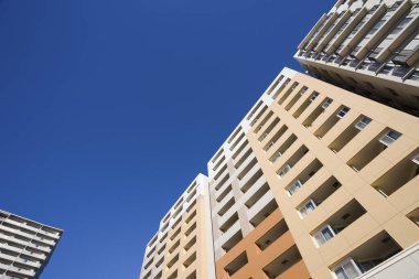 Güneşli bir günde tipik şehir mimarisi 