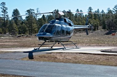 Yer kurtarma helikopteri yere park etmiş. Havacılık aracı kavramı.