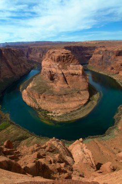 Nehrin dağlardaki güzel manzarası doğanın arka planında