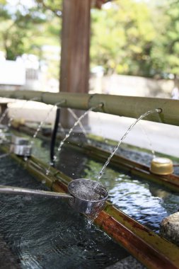 Tapınakta temizuya, Japonya 'da suyla dolu taş leğen.