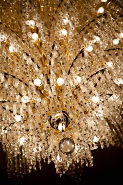 Tavandaki süslü kristal avizenin ayrıntıları