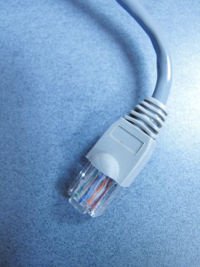 Gri arkaplanda beyaz bir kabloyu kapat.