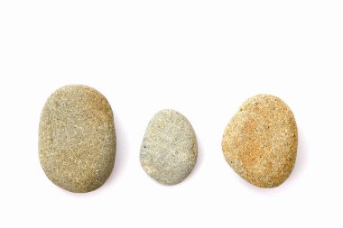 Beyaz arkaplanda izole edilmiş üç yuvarlak taş
