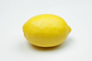 limon beyaz arkaplanda izole