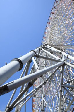 Japonya 'da dönme dolap ve mavi gökyüzü