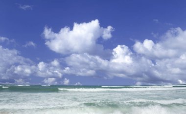 Deniz ve mavi gökyüzü bulutlu 