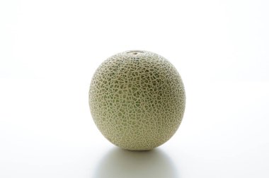 Beyaz arkaplanda tek kavun