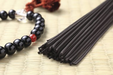 Siyah tütsü, siyah boncuklu bileziğin yanında yatar.