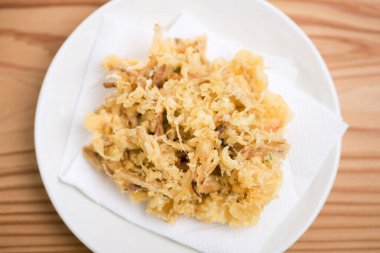 Donmuş zencefilli tempura tabakta, yaklaş.