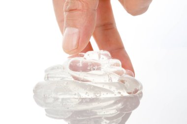 El ele tutuşan şeffaf şampuan, yakın görüş.