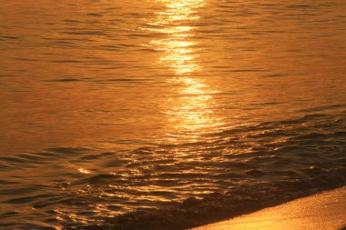 Denizde güzel bir gün batımı. doğa arkaplanı