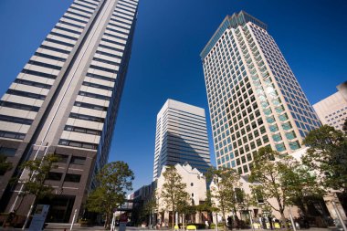 Gökdelenler mavi gökyüzü üzerinde 