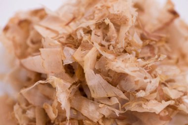 (Katsuobushi) Bir yığın açık kahverengi, tıraşlı bonito pulları (Katsuobushi) yakın çekim makro çekim)