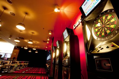 Oyun salonunda dart okları olan dart tahtası 