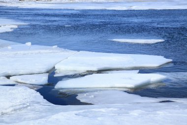 Nehirde buz var. Kış manzarası