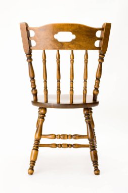 Beyaz arka planda ahşap çatı katı tarzı sandalye