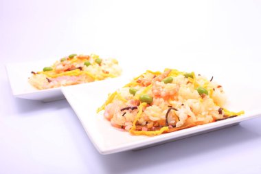 Lezzetli pirinç ve beyaz tabakta sebzeli karides.    