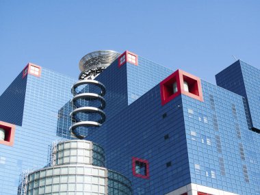 Mavi gökyüzüne karşı şehrin modern binasının düşük açılı görüntüsü