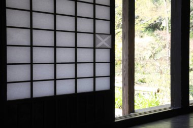 Geleneksel Japon Shoji ekranı geniş açık pencerenin yanında