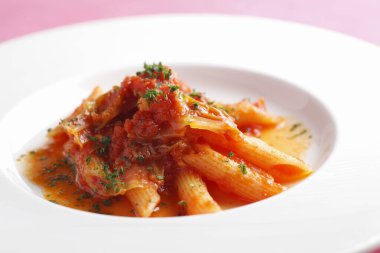 Arkadaki tabakta lezzetli makarna, kapat.