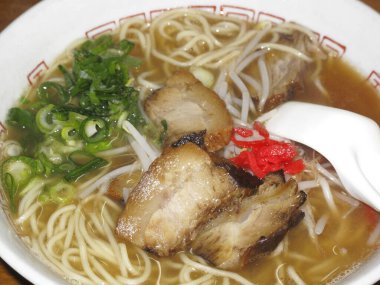 Japon mutfağı, arka planda sıcak erişteli domuz eti.