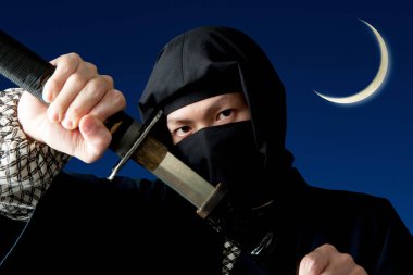 Ninja karakter karanlık gökyüzü arka planında izole