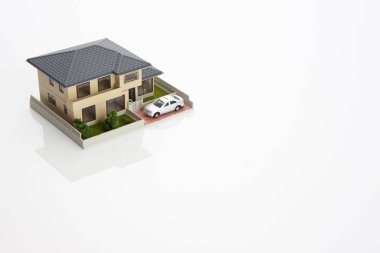 Beyaz arka plandaki küçük ev modeli, ipotek konsepti