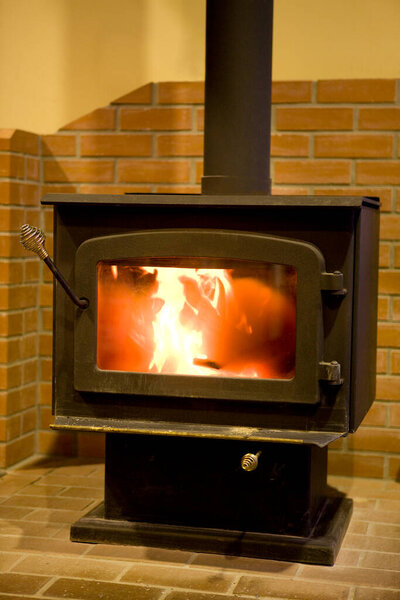 Камин с дровами в доме