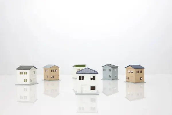 Pequenos Modelos Casas Fundo Branco Conceito Hipoteca — Fotografia de Stock