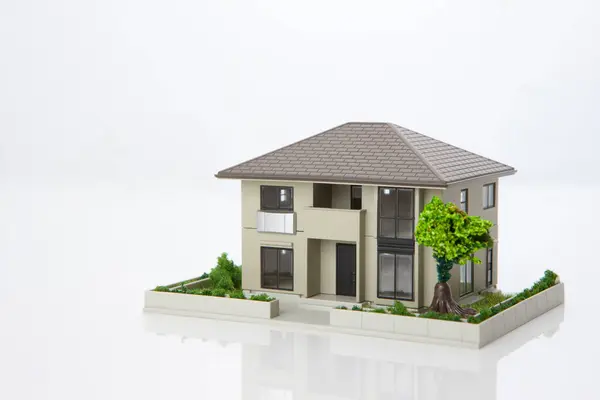 Pequeno Modelo Casa Fundo Branco Conceito Hipoteca — Fotografia de Stock