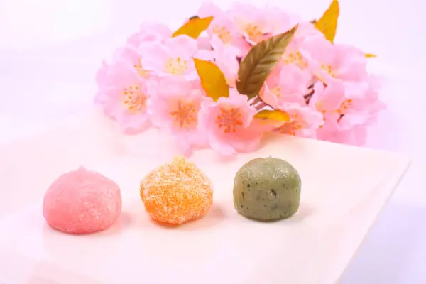 Közeli Kilátás Ízletes Japán Édességek Rózsaszín Virágok Fény Háttér — Stock Fotó