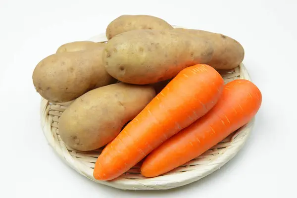 Bir sürü taze havuç ve patates.