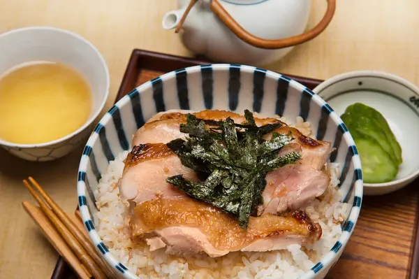 日本料理 テーブルの上の米と肉とボウル — ストック写真