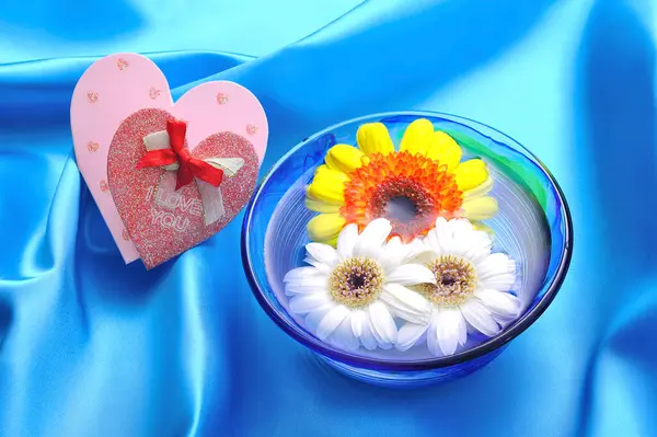 Miska Kwiatów Pudełko Kształcie Serca — Zdjęcie stockowe