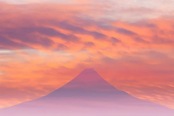 Pembe Gökyüzü Bulutları Olan Bir Dağ — Stok fotoğraf
