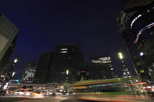 ライトが付いている現代都市の夜の眺め — ストック写真