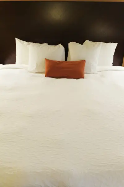 Travesseiro Branco Confortável Cama Decoração Interior Quarto — Fotografia de Stock
