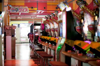 Tokyo, Japonya - Oyun sahasında renkli makineler 