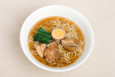 Etli erişte çorbası, erişte, ıspanak ve yumuşak yumurta. 