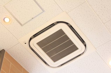 Çağdaş iç mekanlara yerleştirilmiş tavan havalandırma ünitesi