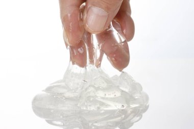 El ele tutuşan şeffaf şampuan, yakın görüş.