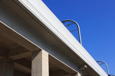 Temiz mavi gökyüzüne karşı modern beton köprü yapısı