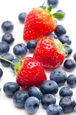 Beyaza izole edilmiş taze çilek ve yaban mersini. 