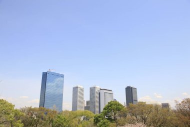 Kentsel konut bloklarıyla dolu şehir manzarası