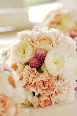 Bir buket çiçek ve gül.